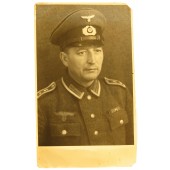 Studiokuva Wehrmachtin pioneerijoukkojen oberfeldwebelistä visiirihattu päässä ja M 40 -tunikassa